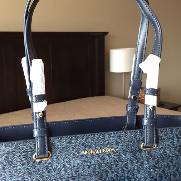 Michael Kors Bedford Medium Tote - Picture 4 of 8